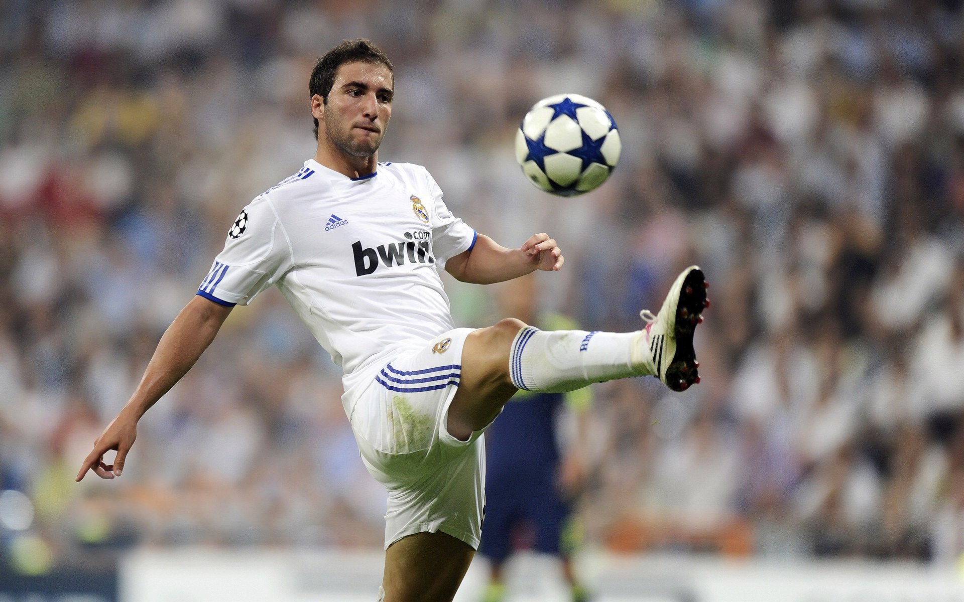 未来足球场馆内建智慧空气净化系统，营养健康环境，室内足球场建设